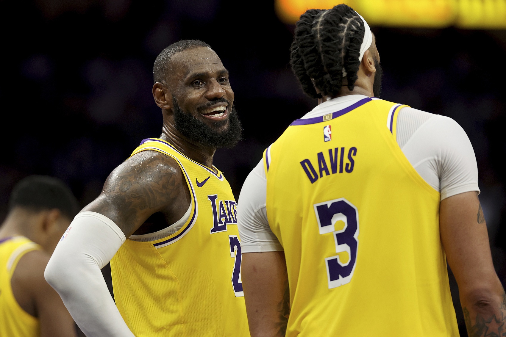 关于詹姆斯回归赛场,连败首场状态亮眼,老鹰观众沸腾!的信息 关于詹姆斯回归赛场,连败首场状态亮眼,老鹰观众沸腾!的信息